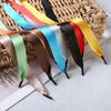 Borde de bloqueo de color con patrón denso de imitación de nailon, mochila de banda ancha con ancho plano, remache perforado, cabeza de hierro, fabricantes de cuerda para bolso