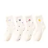 Calcetines gruesos, cálidos, de lana australiana para otoño e invierno, con diseños de dibujos animados, de longitud media hasta la pantorrilla, material afelpado, en color blanco lechoso, adecuados para mujeres, y se pueden usar como calcetines para dormir