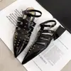 Sandalias tejidas de punta fina estilo retro con decoración de remaches, sandalias romanas transpirables para mujer, nuevo modelo de verano 2026