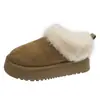 Botas de nieve blancas de suela gruesa para mujer, nuevo estilo de invierno 2026, con un diseño combinado de cuero y pelo, forro de felpa para abrigar y diseño slip-on