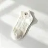 Meias sapatilha vazadas com trama, padrão losango respirável, bordado de urso, design invisível de corte baixo, confortáveis e antiderrapantes para uso diário no verão
