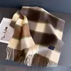 Bufanda Cálida de Cuadros de Color Contrastante de Alta Gama para Otoño e Invierno Chal para Mujer Versátil Ropa de Trabajo Bufanda de Imitación Cachemir con Borlas de Arena Fina