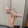 Nuevas Sandalias Cerradas de Dedo con Aumento de Altura de 5 cm, Zapatos Mary Jane Franceses de Punta Fina Color Nude Poco Profundos con Remaches