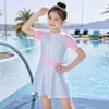 Maiô Infantil Feminino de Manga Curta com Zíper Estampa Floral com Touca e Conjunto de Roupa Íntima Estilo Esportivo