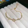 Pulsera de Flor de Zirconia con Perla Bañada en Oro Real Pulsera de Lujo Ligero de Gama Alta Diseño de Nicho Joyería de Mano Exquisita Venta al por Mayor