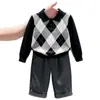 Ropa infantil coreana 2026 colección de otoño nueva: suéter clásico negro con patrón de rombos y cuello, y pantalón de traje gris recto para niños