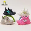 Zapatos deportivos para niños 2026 verano y otoño estilo nuevo para niñas antideslizantes suela blanda transpirables modernos para niños sin cordones flyknit