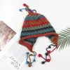 Chapéu de Tricô Toe-Toe Feminino Feito à Mão, Chapéu Colorido para Proteção das Orelhas com Pompons e Cadarço para Outono e Inverno, Chapéu de Lã Tricotado com Recortes