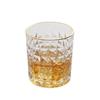 Celebridad de Internet con estilo vintage, copa de whisky, copa de vino tinto, copa de cerveza, leche, moda, estilo simple.