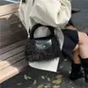 Bolso peludo de estilo casual de otoño para mujer 2025 Nuevo bolso de mano de felpa lindo Bolso cruzado casual de aspecto elegante