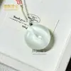 Colgante de Paz Flor de Durazno de Seda Dorada de Xinjiang, Adorno Colgante de Paz Ágata Ojo de Gato Verde de Tianshan, Fuente de Suministro para Transmisiones en Vivo