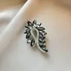 Broche de flor de cristal de lujo ligero, pin de estilo francés de alta gama de nicho, accesorio para trajes y abrigos, ramillete, regalo para novia