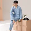 Cardigã feminino de atacado, pijama de algodão com mangas compridas e calças compridas, roupa casual de casa masculina de outono, adequada para casais usarem fora.