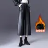 Pantalones de cuero cortos y cálidos con forro de polar para mujer, nuevo estilo otoño e invierno 2026, pantalones rectos de pierna ancha de cintura alta adelgazantes, modernos