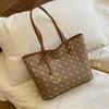 Bolso de gran capacidad de moda francesa para mujer, nuevo bolso de mano para ir al trabajo, otoño e invierno 2024, bolso de hombro sencillo y combinable.