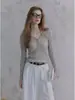 Camiseta única y de nicho de punto de sarga gris con cuello en V y manga larga para mujer, top casual de otoño de alta gama ajustado con hombros normales