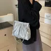Bolsa Feminina Plissada com Bordado Popular 2024 Nova Chegada de Verão Bolsa de Ombro com Corrente Transversal Estilo Coreano Versátil Bolsa Tote de Grande Capacidade