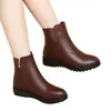 2026 Botas Cortas Versátiles de Moda Cuero Suave Zapatos de Algodón Suela Suave Botas Estilo Martin con Terciopelo Botas de Invierno Estilo Nuevo Fondo Plano Botas para Mujer