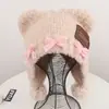 Balaclava de alta qualidade em pelúcia de urso fofa com pompom e orelhas para mulheres, quente e versátil para outono e inverno, proteção para as orelhas