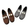 Zapatos Pequeños de Cuero Estilo Británico Mocasines Slip-on de Punta Redonda Zapatos Nuevos de Tacón Alto con Candado para Mujer Gamuza Perezoso Primavera 2025