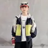 Chaqueta con Capucha de Bloques de Color para Niños Primavera y Otoño 2026 Nuevo Estilo Chaqueta Versátil Holgada para Niños Top de Trabajo Moderno Tendencia