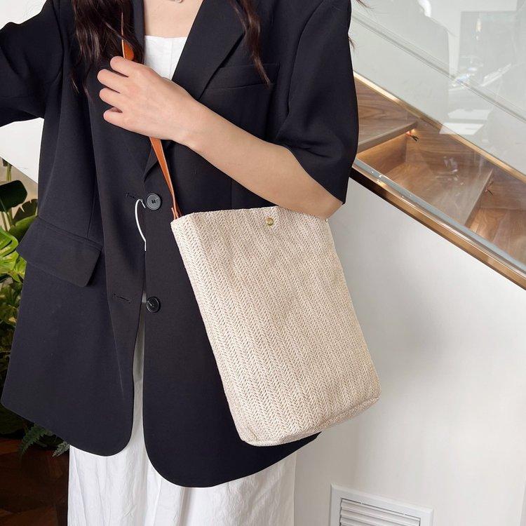 编织包女包新款潮2024夏草编简约百搭小清新水桶包个性单肩斜