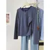 Camiseta de manga larga a rayas y bloques de color estilo americano, tiro real, para mujer, otoño, corte holgado, estilo coreano, top de base bordado