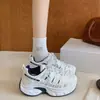 Zapatillas de papá con plataforma gruesa para mujer, modelo nuevo 2026, de malla, estilo coreano, versátiles, transpirables, que aumentan la altura, zapatillas deportivas de moda para mujeres bajitas