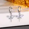 Pendientes de Mariposa de Circonita de Lujo Ligero Más Vendidos Transfronterizos de Temu para Mujer, Clips para Orejas Versátiles a la Moda, Pendientes Exquisitos con un Toque de Alta Gama