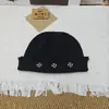 Gorro estilo retrô americano com padrão de cruz desgastado, um chapéu de malha moderno e respirável para homens e mulheres, perfeito para se aquecer enquanto você está por aí.