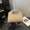 Elegante y chic bolso cruzado de un solo hombro con un diseño minimalista, un nuevo modelo para el verano de 2026, con una textura tejida y una forma cuadrada pequeña, perfecto para mujeres