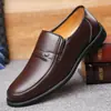 Sapatos de couro masculinos primavera 2023 nova moda estilo britânico terno de fundo macio sapatos casuais de negócios sapatos de pai sem cadarço