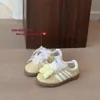Sapatos Infantis Qqo Coleção Primavera 2026 Cor de Doce Couro Genuíno Sapatos de Treino Alemães para Meninas com Solas Macias e Versão Ab Floral Tênis Esportivos