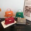 Bolsa Pequena Vintage de Ombro Único 2026 Nova Tendência Fashionável Chique Simples Quadrada Pequena para Mulheres