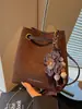 Este año, los bolsos tipo cubo de estampado de leopardo de moda son tendencia en el mercado de exportación.. Aquí está la nueva colección 2026: un bolso de hombro y bandolera retro y versátil para mujer