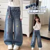 Jeans de Pierna Ancha Bordados de Gato KT de Dibujos Animados para Niñas Estilo Otoño 2026 para Niños Medianos y Mayores Cintura Elástica Denim Suave Pantalones Largos Casuales