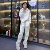 Moda deportiva famosa en Internet con traje otoño e invierno nuevo cuello semiabierto suéter de punto lechoso fufu conjunto de dos piezas ropa de mujer