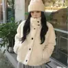Novedades de invierno estilo coreano: dulce y juvenil, inspirado en la universidad y con una chaqueta gruesa y cálida de borrego