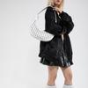 Bolsa Transfronteiriça Feminina Retrô Punk Rebite Grande Capacidade Ombro Lua Crescente Comutador Versátil Bolsa de Ombro Axila