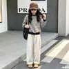 Conjunto de outono para meninas, conjunto de estilo casual, roupas infantis para meninas pequenas, moletom listrado e calça pantalona, conjunto completo estilo coreano