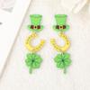 Venta caliente transfronteriza de acrílico de doble cara St. Sombrero del Día de San Patricio trébol de cuatro hojas aretes collar llavero arcoíris