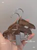 Grabado GratisMini Colgador de Ropa de Madera Clip para Calcetines Estante de Exhibición para Tienda de Ropa Colgador de Ropa para Mascotas