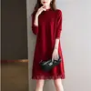 Novo vestido de malha feminino de comprimento médio para outono e inverno com gola alta discreta, perfeito como peça base sob um casaco ou usado sozinho, vestido suéter moderno