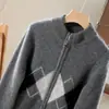 Nueva colección de otoño e invierno: Cárdigan de punto de lana para niños con un patrón de rombos retro y cremallera, un suéter simple y elegante para niños que combina con cualquier atuendo