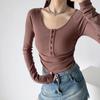 Camiseta de manga larga plisada con múltiples botones estilo europeo y americano para mujer 2023 otoño nueva chica hot ajustada corta para usar debajo