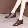 Novo Estilo Primavera e Outono 2026 Sapatos para Mães Salto Plataforma Bico Redondo Estilo Retrô Confortáveis Versão Coreana Aumentam a Altura Sapatos de Couro para Mulheres Uso Diário