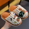 Nuevas zapatillas de algodón con diseño de oso y conejo para niños 2026, zapatillas de interior de invierno para niños, adecuadas para niños y niñas mayores, y bebés niñas, con un diseño esponjoso