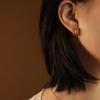 Pendientes pequeños de acero de titanio y oro de 18 quilates con temperamento industrial pesado tipo C transfronterizo de joyería sencilla de estilo europeo y americano.
