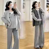 Conjunto de 3 Peças para Gestante Outono/Inverno 2026: Camiseta bicolor, calça listrada relaxada e colete espesso