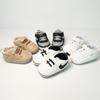 Sapatos esportivos brancos pequenos para bebês de 1 ano, primavera e outono, sola macia antiderrapante, sapatos para bebês com velcro para meninos e meninas, atacado
